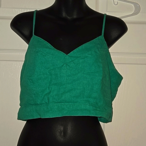 Universal Thread Tops - 🎀 Universal thread Kelly green cropped top smocked back bralette L
